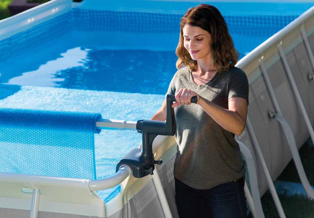 Les avantages de l'installation d'une couverture sur votre piscine hors sol