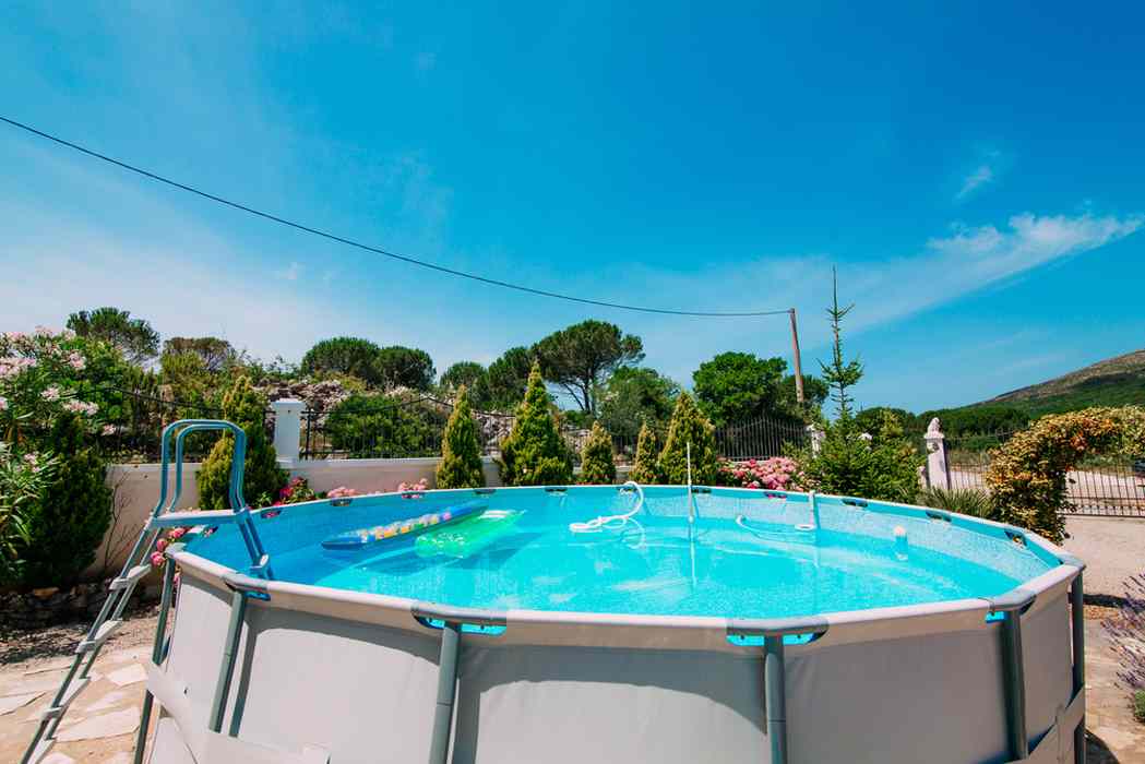 8 choses à ne jamais faire dans une piscine hors sol